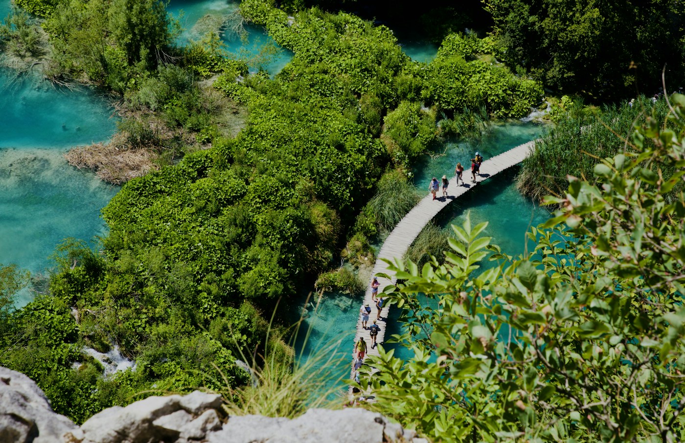 Lagos turquesa y sendero de madera en Plitvice, Croacia