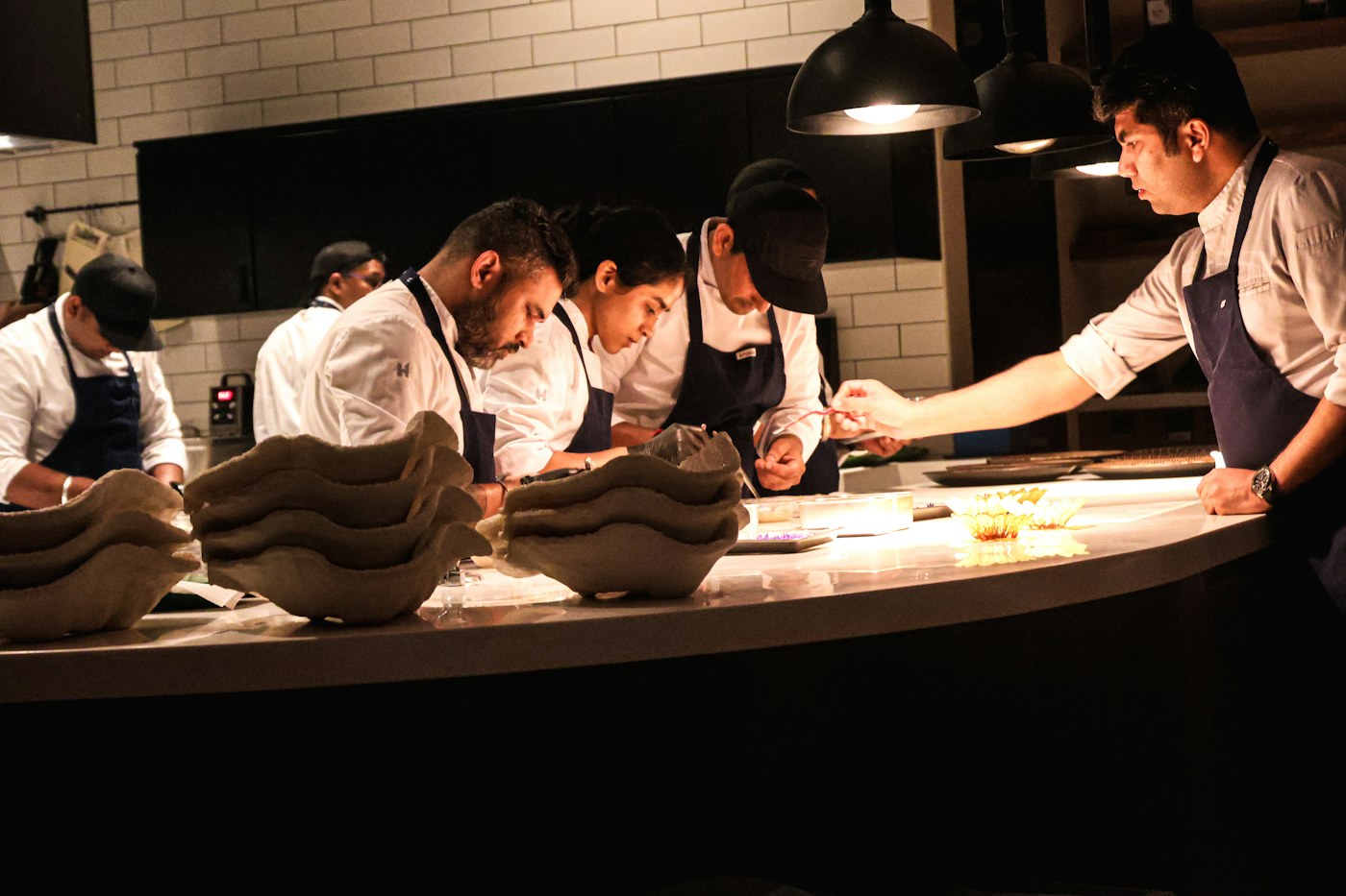 Equipo trabajando en una cocina profesional